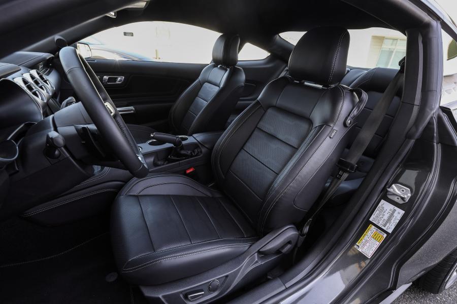 Интерьер Ford Mustang EcoBoost Fastback 2017 года  (JP) (фото 5 из 9)